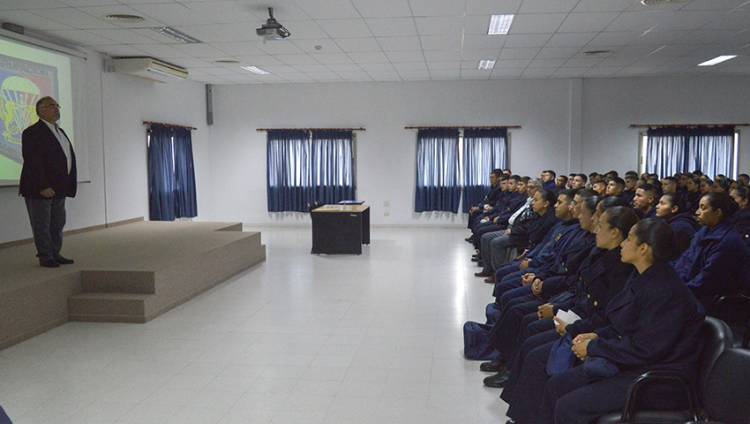 Veteranos de la Guerra de Malvinas brindaron charlas en la Escuela de Suboficiales de la Armada
