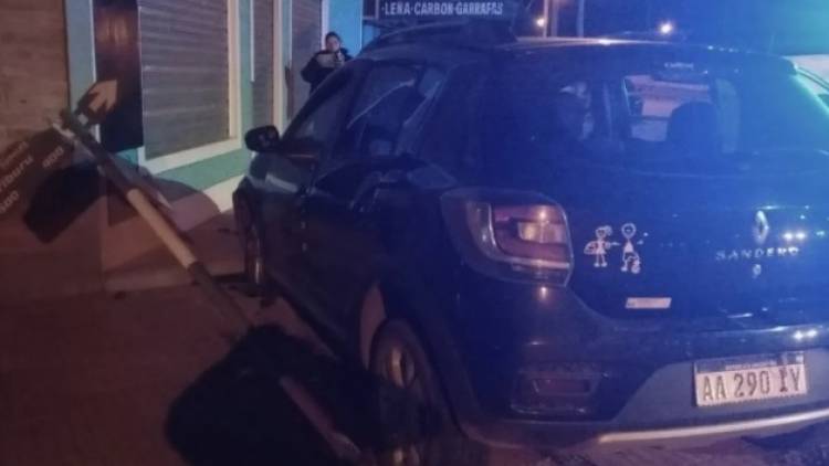 Un hombre chocó su auto y quiso agredir a los policías que llegaron al lugar