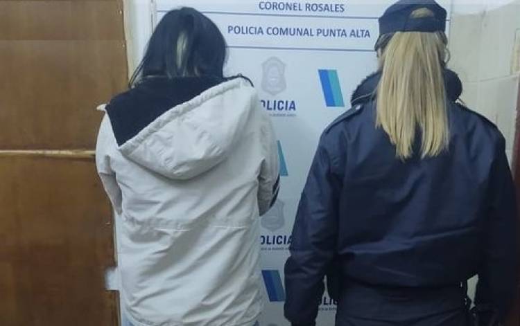 Una mujer agredió a una policía y le fracturó la naríz