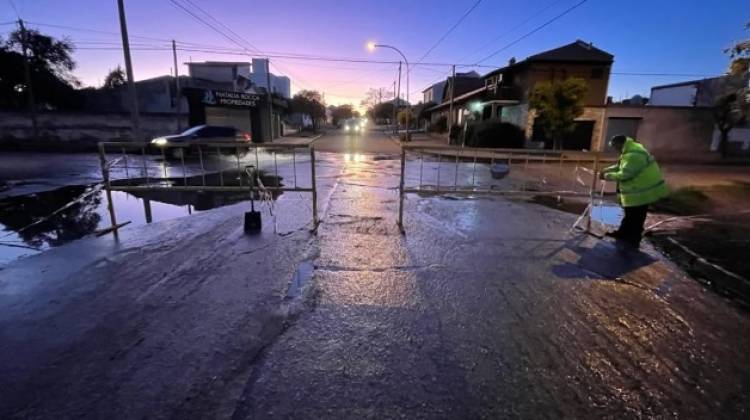 Precaución en una esquina de la ciudad por pérdida de agua y formación de hielo