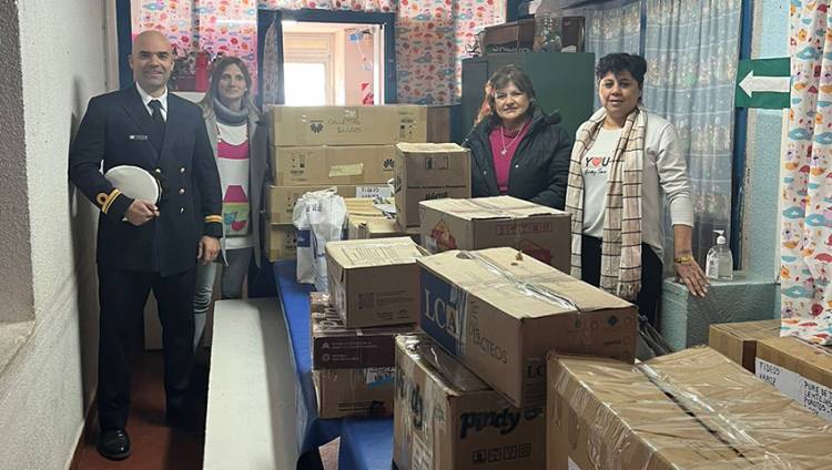 El Arsenal Naval Puerto Belgrano entregó alimentos no perecederos a una escuela bahiense