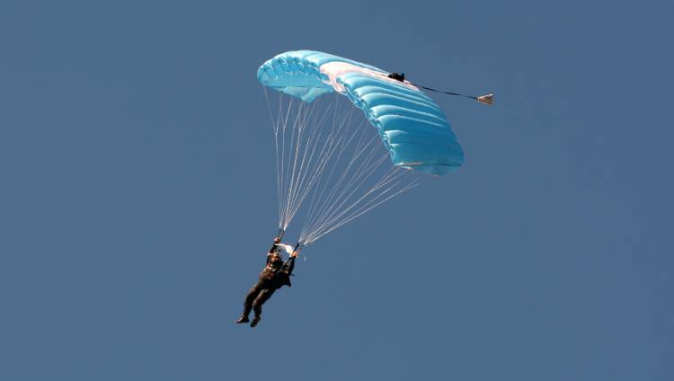 Se está llevando a cabo el Curso de Paracaidismo Militar Avanzado