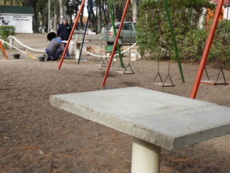 El Municipio de Coronel Rosales coloca juegos de mesas y sillas en Plaza de Villa del Mar