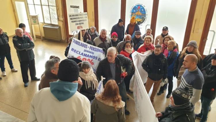 Jubilados marcharon pidiendo el beneficio por Zona Fría en Coronel Rosales