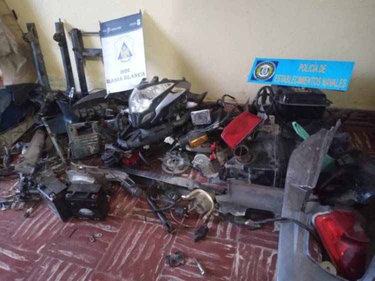 Encuentran decenas de partes de motos en un allanamiento