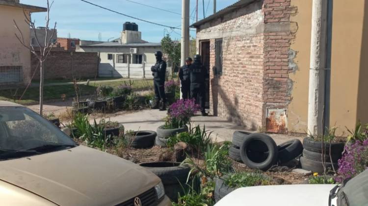Allanamiento en la casa de un remisero acusado de robarle el celular a un pasajero