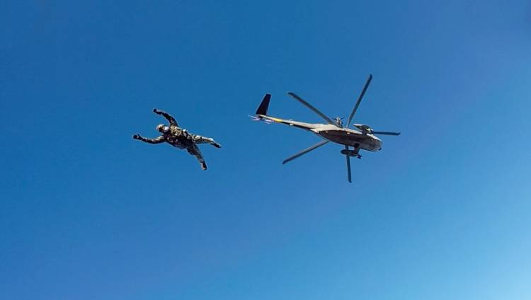 La Agrupación Comandos Anfibios se adiestró en técnicas aerotransportadas