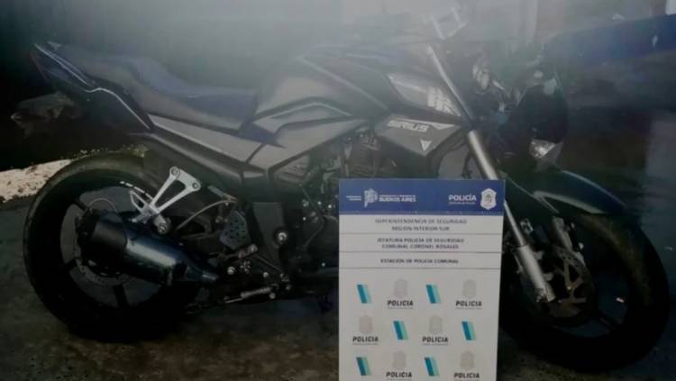 La Policía encontró una moto sin patentes tirada en la calle