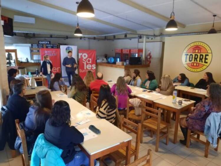 El Municipio realizó una exitosa doble jornada de capacitación en servicios turísticos en Pehuen Co 