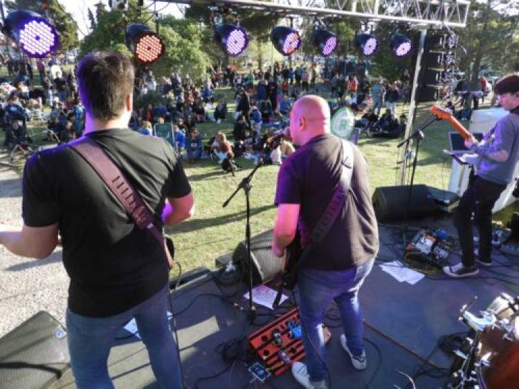 Una gran convocatoria tuvo la 1° edición de “Primavera Stereo” en Plaza Moreno, organizada por el Municipio