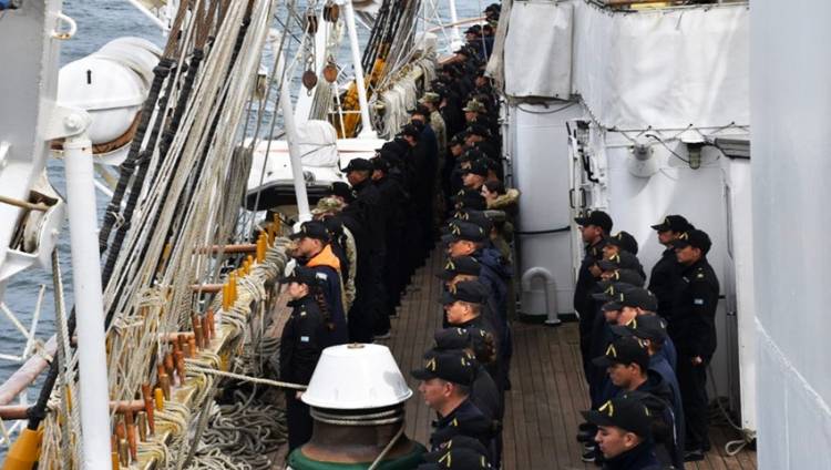 La fragata ARA “Libertad” rindió homenaje a los 44 tripulantes del submarino ARA “San Juan”