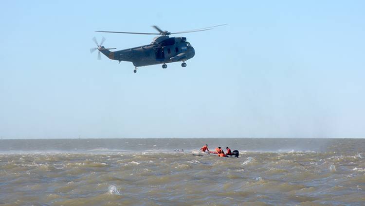 Ejercicio final en el mar del Curso de Nadadores de Rescate en Puerto Belgrano