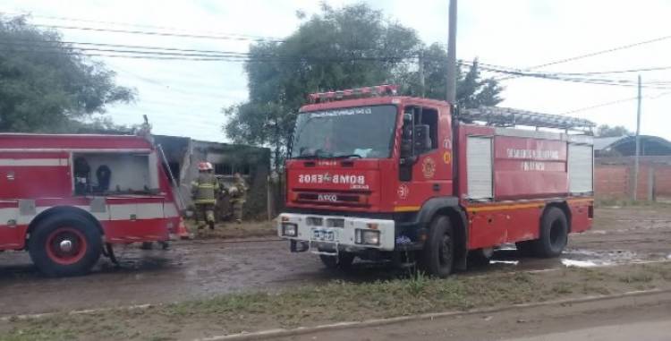 Bomberos Voluntarios acudieron al incendio de una vivienda, una mujer fue hospitalizada