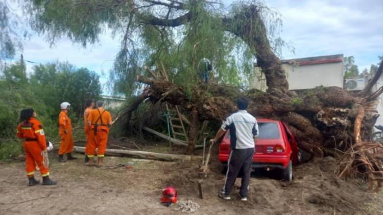 Desde Rescatistas Punta Alta salieron a ayudar a los afectados por el temporal