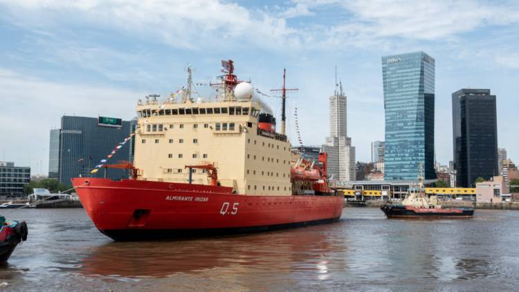 El rompehielos ARA “Almirante Irízar” zarpó para iniciar la Campaña Antártica de Verano 2023/2024
