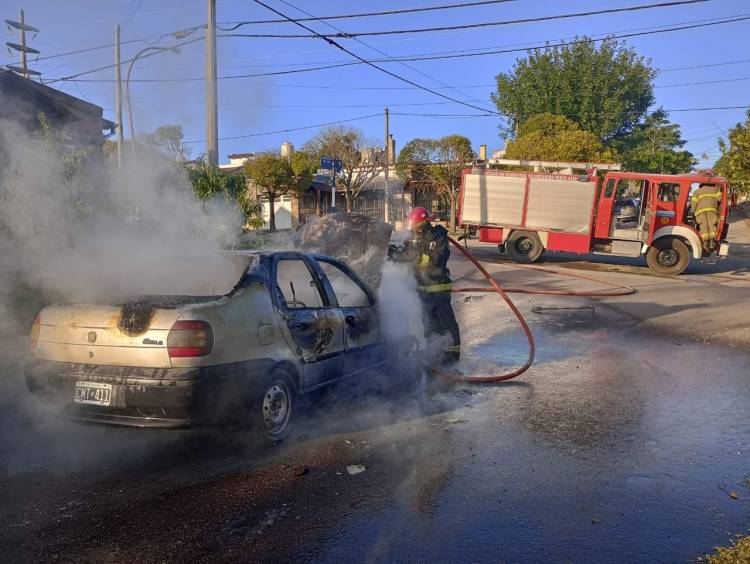 Pérdidas totales en el incendio de un auto en 25 de Mayo y Antártida Argentina