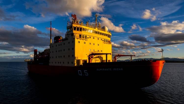 El rompehielos ARA “Almirante Irízar” culminó con éxito la primera etapa de la Campaña Antártica de Verano 2023/2024