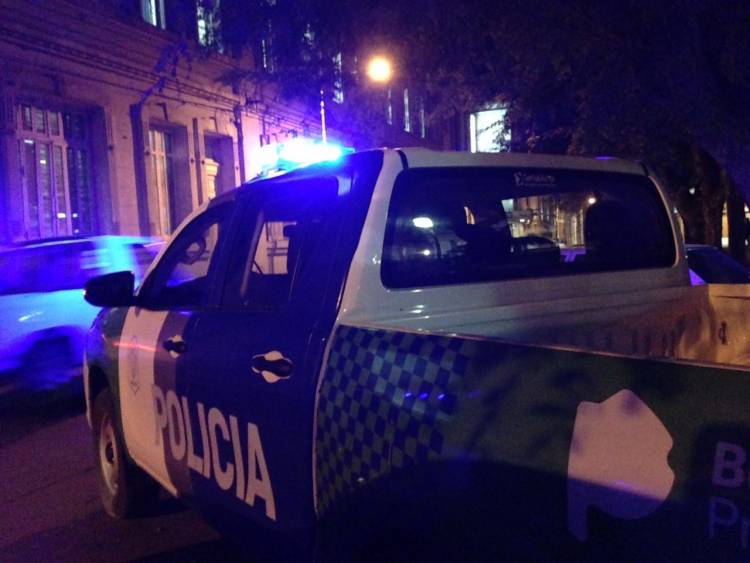 Delincuentes balearon a una mujer tras ingresar a su domicilio