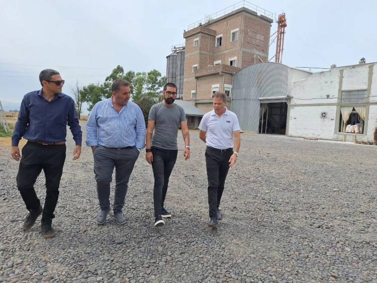 El Intendente Aristimuño visitó las instalaciones de Harinas Bajo Hondo