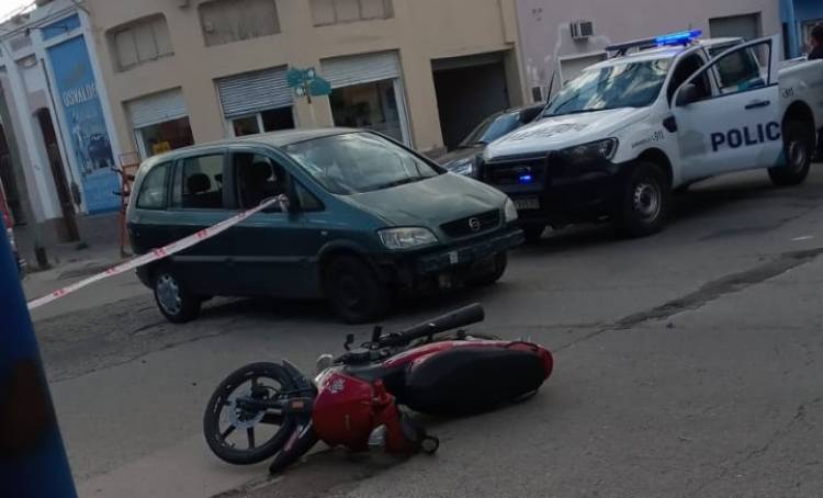 Una persona herida en un accidente de tránsito entre un auto y una moto