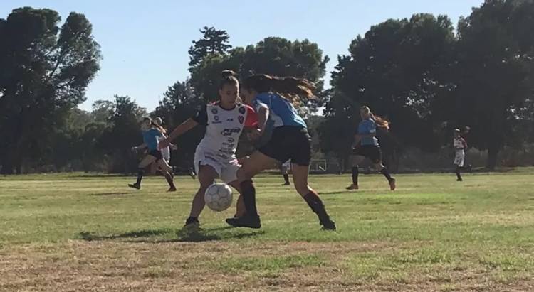 Femenino: FC Puerto Belgrano y Sporting se enfrentaron en un amistoso previo al comienzo de sus torneos