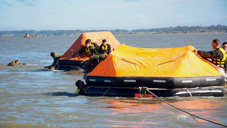 Cadetes de la Escuela Naval realizaron un curso de supervivencia en el mar