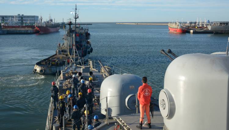 La corbeta ARA “Rosales” realizó adiestramiento en el mar