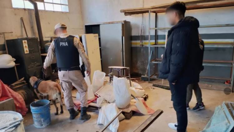Se realizaron allanamientos relacionados con el secuestro de 5 kilos de cocaína en Bajo Hondo