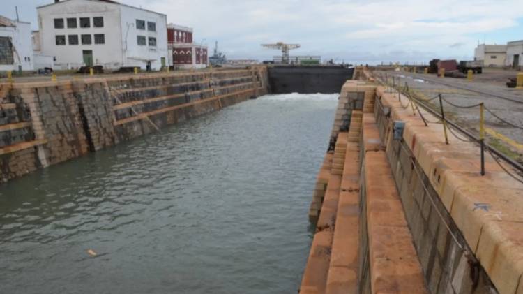 El Astillero Río Santiago entregará dos embarcaciones y la compuerta para el dique 2