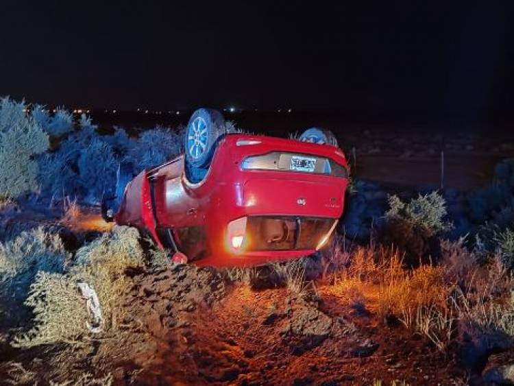Una mujer fue hospitalizada tras volcar su auto en la ruta 229