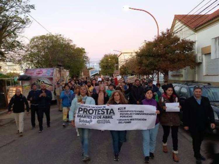 Se realizó una marcha en reclamo por los recortes a las Universidades