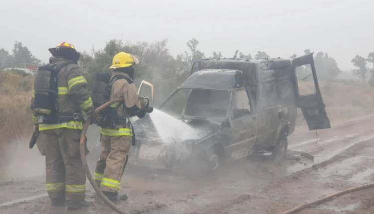Pérdidas totales en el incendio de una camioneta en cercanías al Aero Club Punta Alta