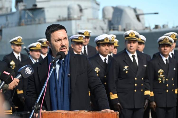 El Ministro de Defensa Petri evitó referirse a los recortes del personal civil de la Armada