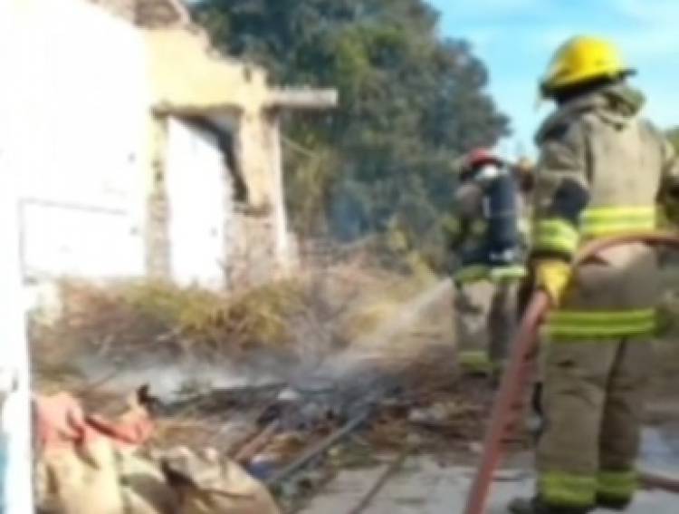 Un hombre quemaba pastos sin avisar a Bomberos, y preocupó a todo un barrio
