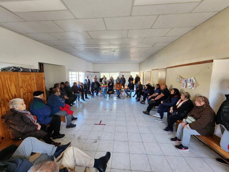 Se realizó una reunión entre vecinos y el intendente Aristimuño por hechos de inseguridad en Pehuen Co