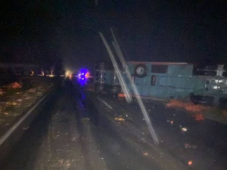 Volcó un camión que transportaba cebollas en cercanías a Las Oscuras