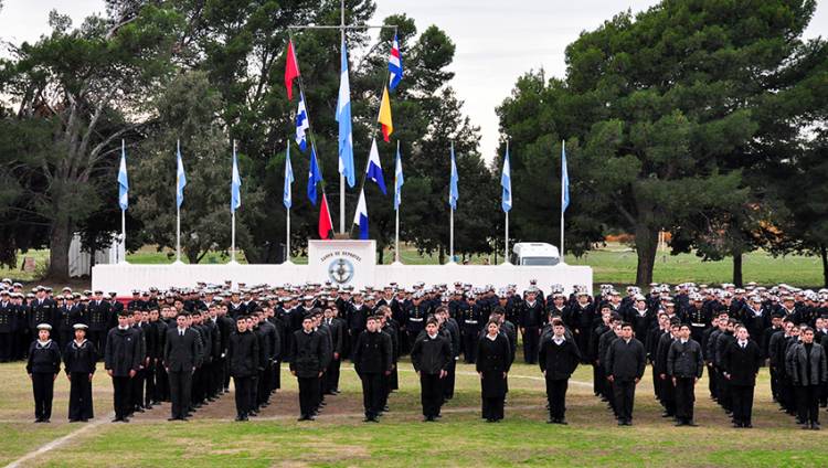 Ceremonia por el día de la Bandera en la Base Naval Puerto Belgrano