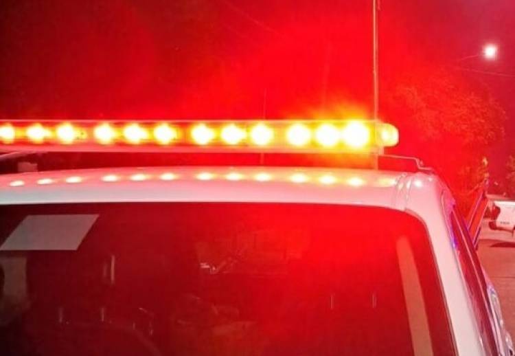 Un carro perdió una rueda y quedó varado en calle Rosales al 400