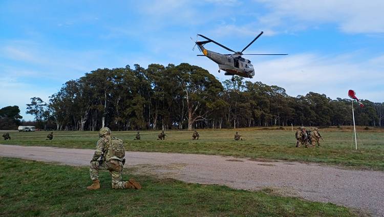 Adiestramiento de Cadetes de la Escuela Naval Militar en Espora, Puerto Belgrano y Baterías