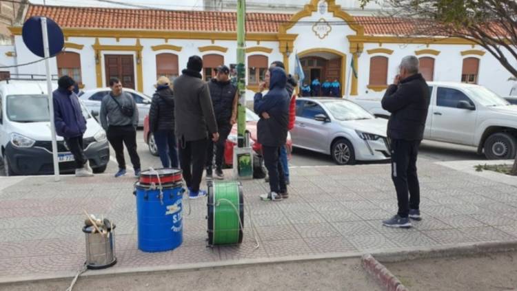 Trabajadores Municipales aceptaron la oferta salarial, se firmó el acta acuerdo y a la tarde levanta el paro
