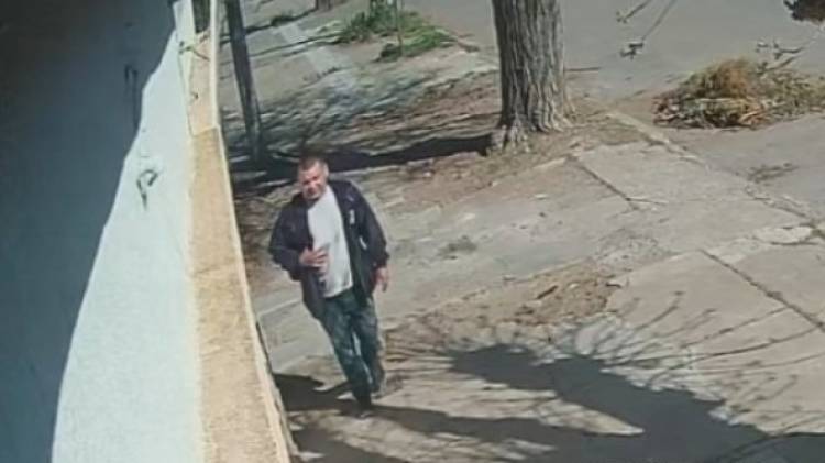 Un delincuente fue grabado robando una alianza con engaños a un hombre de 88 años