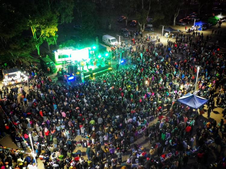Onda Sabanera junto a una multitud cerraron el aniversario de Puerto Rosales