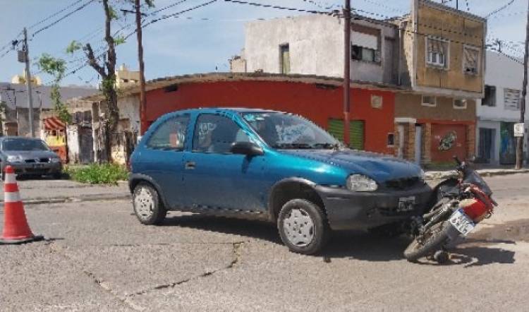 Accidente de tránsito entre un auto y una moto en 9 de Julio y Murature