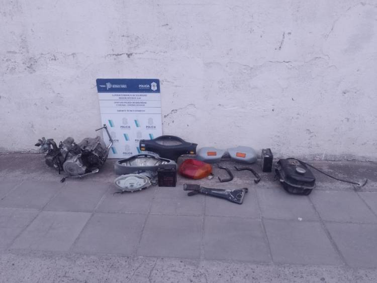En un allanamiento se encontró motopartes de un vehículo robado y secuestró una moto 110cc
