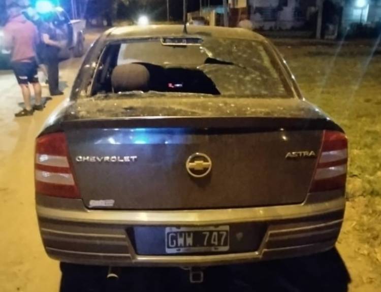 Un hombre le pegó con un caño en la cabeza a otro y le rompió los vidrios del auto
