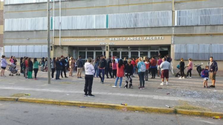 Alumnos del Ex Colegio Nacional festejaban el último último día, abrieron matafuegos y debieron evacuar la institución