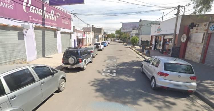 La estructura de un cartel está a punto de caerse en pleno centro