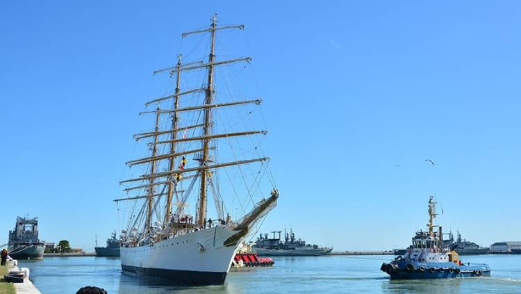 La Fragata Libertad arribó a la Base Naval Puerto Belgrano