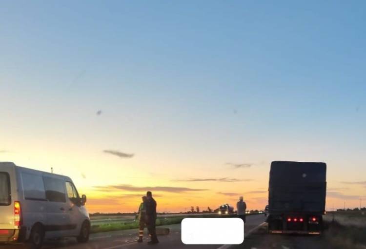 Un hombre perdió la vida tras explotar una cubierta en la Ruta 3 altura puente naranja