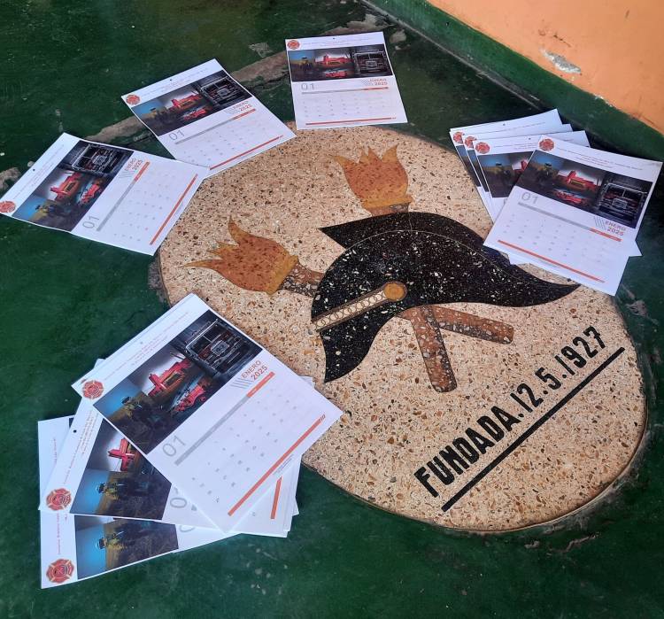 Bomberos Voluntarios de Punta Alta continúan vendiendo almanaques 2025 para recaudar fondos